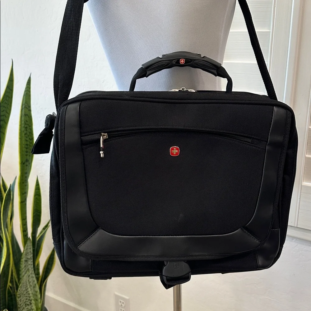 SWISS GEAR WENGER BUSINESS LAPTOP MESSENGER BAG NUMEROUS COMPARTMENTS 4 STORAGE